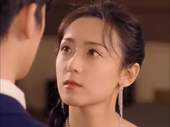 《小甜妻她又娇又撩》：霸道总裁的甜蜜陷阱，看娇妻如何撩动他的心弦！